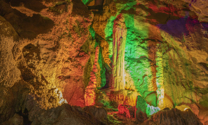 中国海南石花水洞的奇石异景