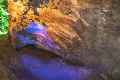 中国海南石花水洞的奇石异景