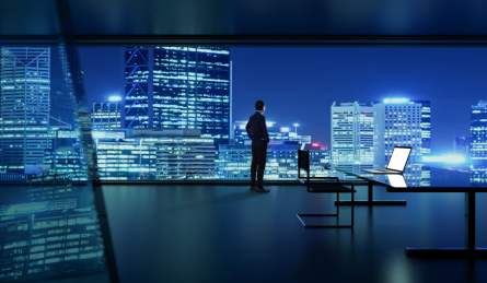 成功商人夜晚在办公室思考