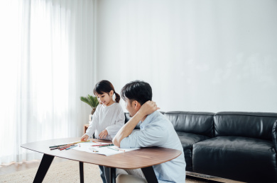 爸爸和女儿在家画画