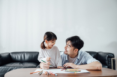 爸爸和女儿在家画画