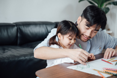 爸爸和女儿在家画画