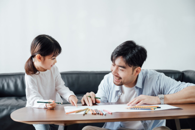 爸爸和女儿在家画画