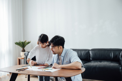 爸爸和女儿在家画画