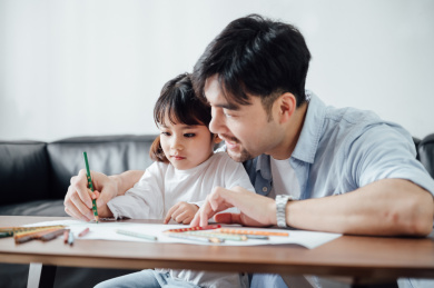 爸爸和女儿在家画画