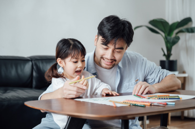 爸爸和女儿在家画画