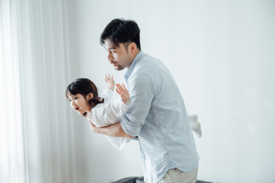 爸爸和女儿在家玩游戏