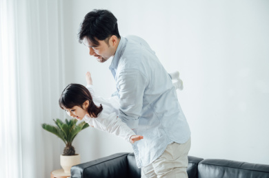 爸爸和女儿在家玩游戏
