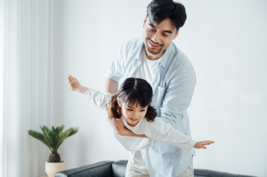 爸爸和女儿在家玩游戏