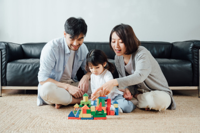 爸爸妈妈和女儿在家搭积木