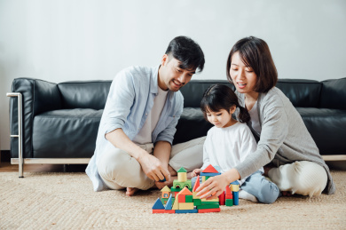 爸爸妈妈和女儿在家搭积木