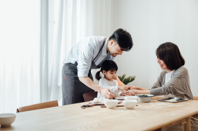 爸爸妈妈和女儿在家包饺子