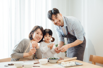 爸爸妈妈和女儿在家包饺子