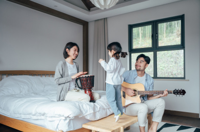 爸爸妈妈和女儿在家唱歌