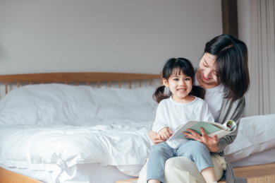 妈妈和女儿在家读书