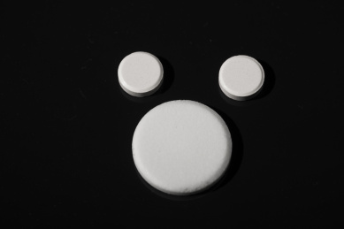 散放的卡通造型药片