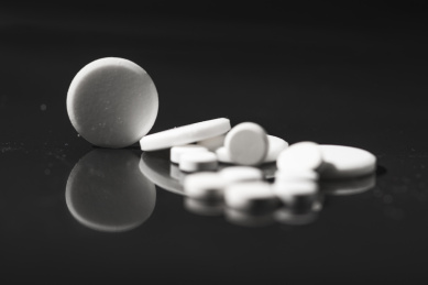 黑背景下的药片