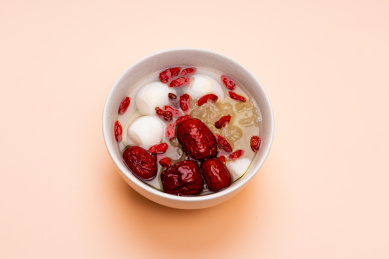 桌面上一碗甜品糖水