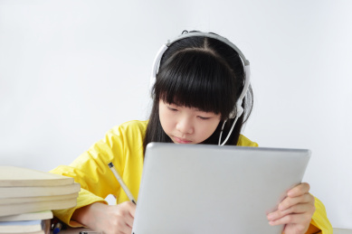 一东方女童在家上网课