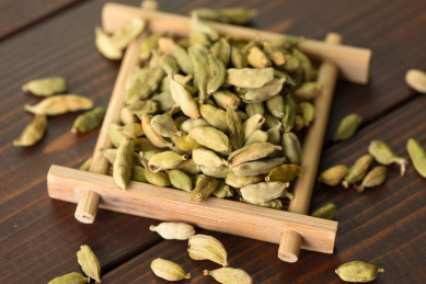 一堆散落的印度绿豆蔻