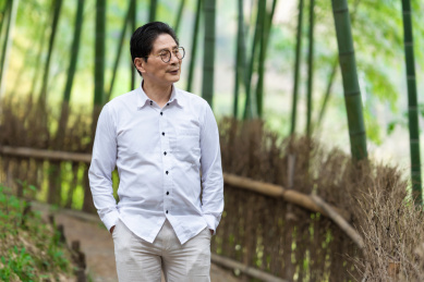 一个老年人在竹林里散步