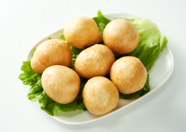 白色背景上摆放的面筋球