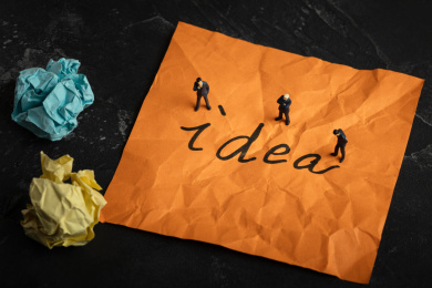 废纸团发皱的纸上写着idea与商务男