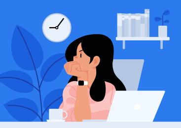 书桌笔记本电脑和手托下巴的女人