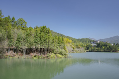 山坳里的一面湖水及湖边风景，中国上杭