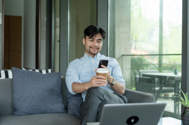 在工作中的休闲商务男性