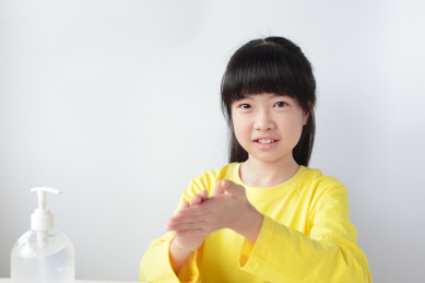 一东方学龄女童在用免水抑菌洗手液洗手
