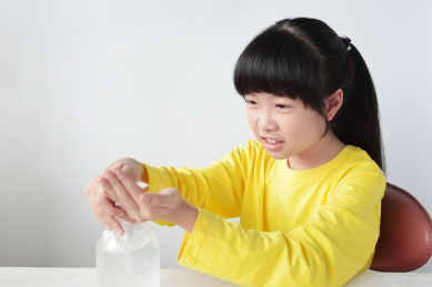 一东方学龄女童在用免水抑菌洗手液洗手