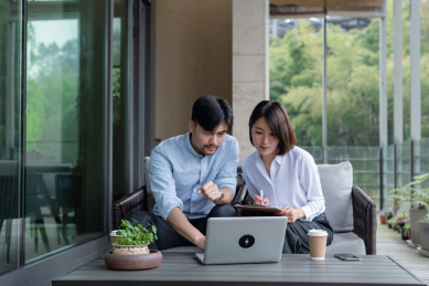 工作中的商务人士