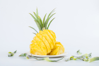装在白盘里的两半菠萝