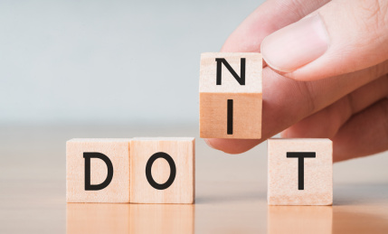 手翻动木块代表行动力放弃犹豫概念