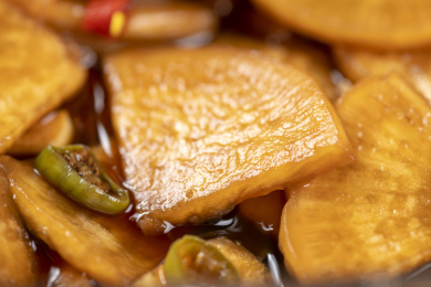 咸菜腌白萝卜片特写