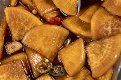 咸菜腌白萝卜片特写