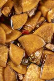 咸菜腌白萝卜片特写