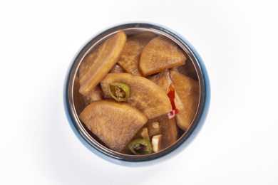 咸菜腌白萝卜片特写
