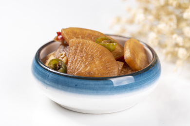 咸菜腌白萝卜片特写