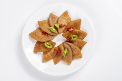 咸菜腌白萝卜片特写