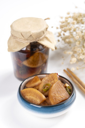 咸菜腌白萝卜片特写