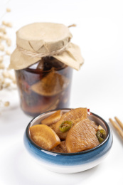 咸菜腌白萝卜片特写