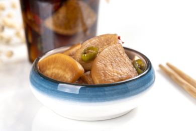咸菜腌白萝卜片特写