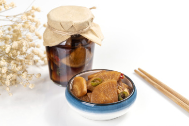 咸菜腌白萝卜片特写