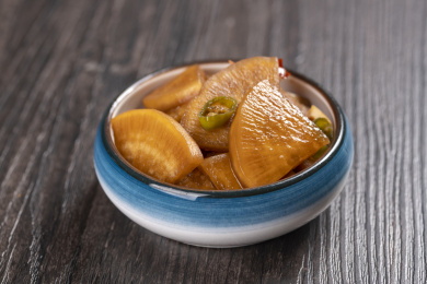 咸菜腌白萝卜片特写