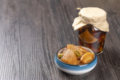 咸菜腌白萝卜片特写