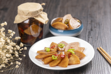 咸菜腌白萝卜片特写