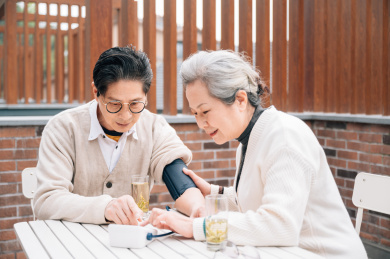 亚洲老年夫妇测量血压