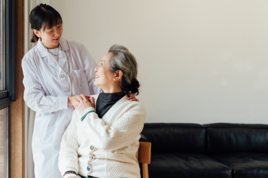 亚洲老年女性和医生